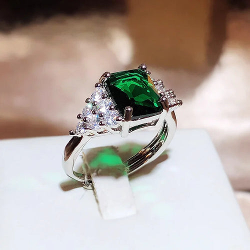 Load image 1 in gallery view. Elegant Vintage Beautiful Square Shape Green Gem Rings
