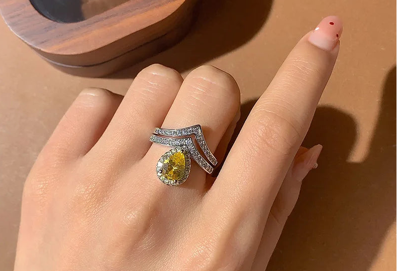 High-End Fashionable Teardrop Ring Set Full ZC V-Shaped with Platinum Plating