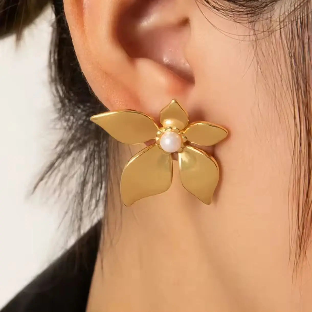 Stainless Steel Stud Earrings for Women Trendy Flower Inlaid Pearl Design Versatile Versa