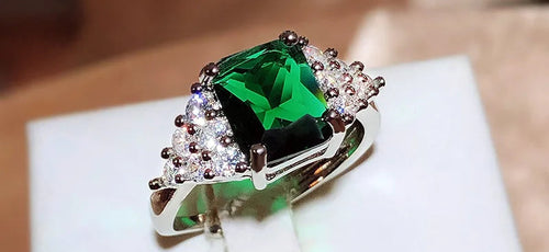 Load image 1 in gallery view. Elegant Vintage Beautiful Square Shape Green Gem Rings