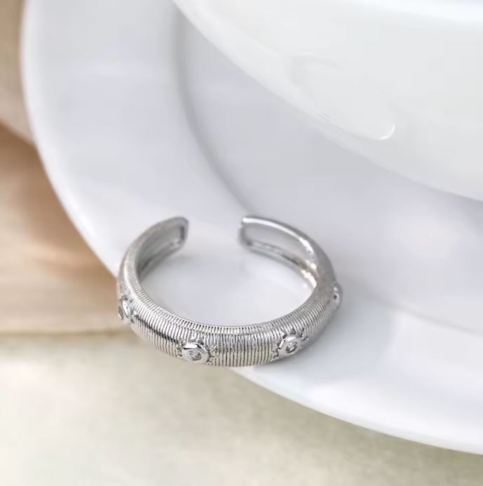 18K Gold Brushed Snowflake Zircon Ring | Elegant Women’s Jewelry